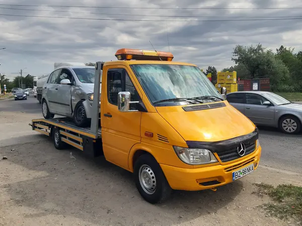 Autoturism încărcat pe platformă